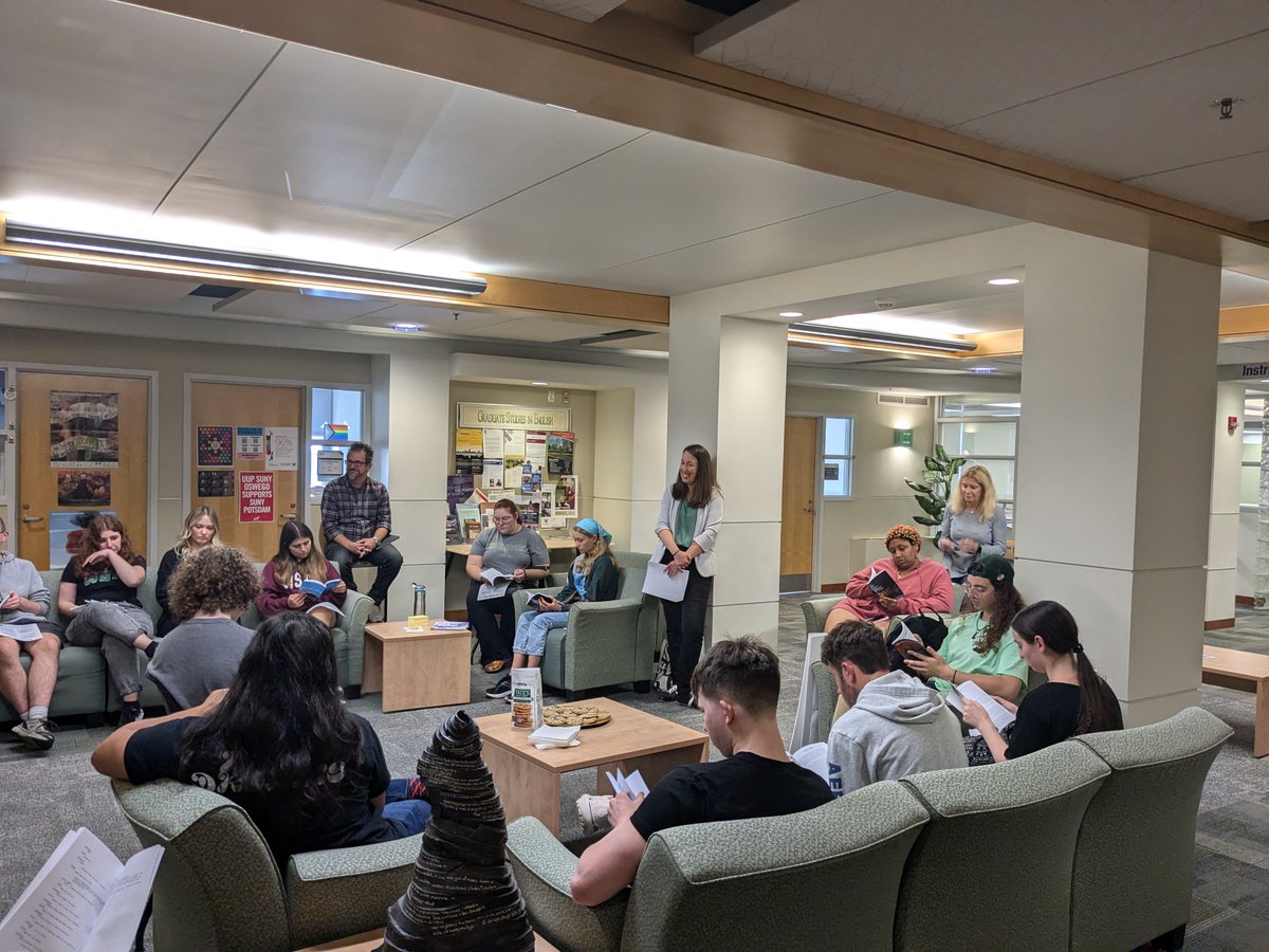 OswegoEnglish's tweet photo. On Wednesday, we had a faculty/student mixer with our incoming ENG and CRW majors! Incredible turnout, and it was great to see all these new faces! Excited to have them joining the @sunyoswego English and Creative Writing Department! https://t.co/uPGcGi1iS9