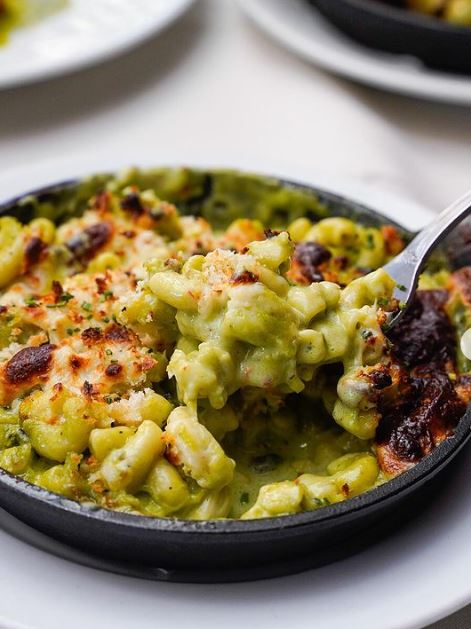It's Friday! Cheese the day with a kettle of our signature green chili mac and cheese 🧀🥄