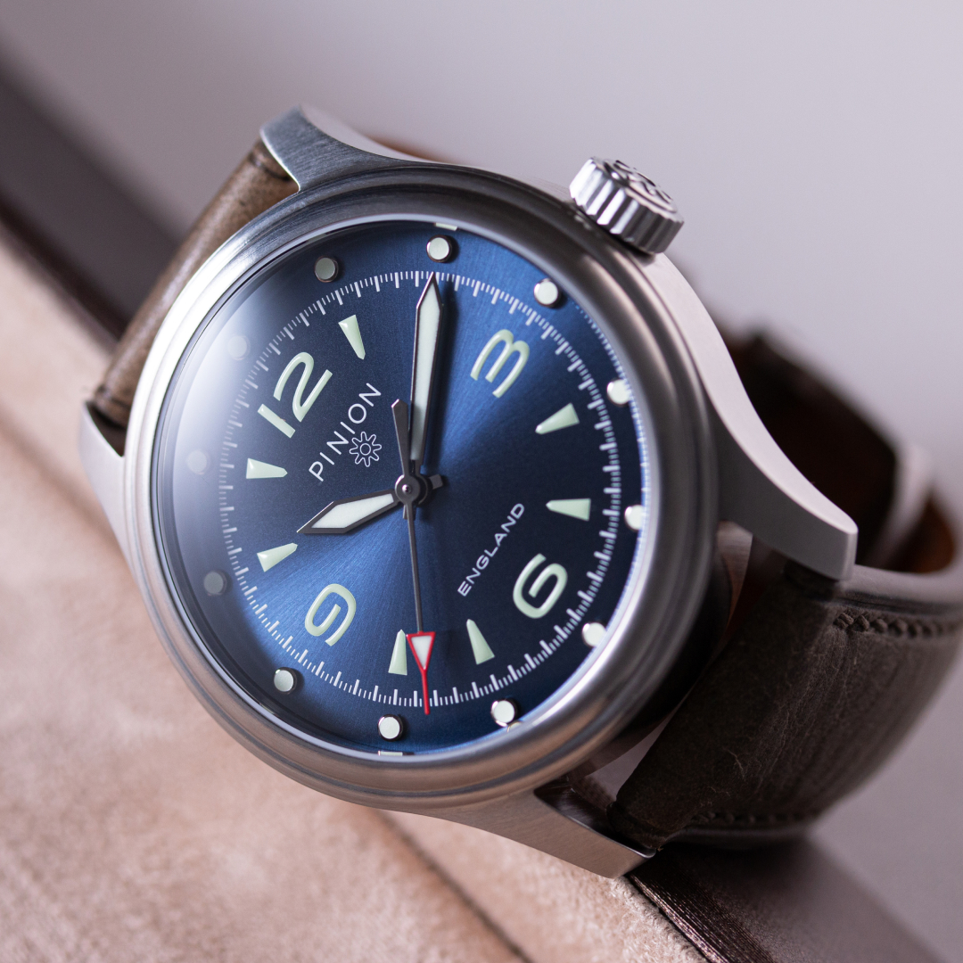 PinionWatches's tweet image. Introducing the Reaxis: A reimagining of Pinion’s classic Axis watch.

Sized at 42mm and powered by a Swiss automatic movement (ETA2824-2) the Reaxis offers five vibrant dial colours, with each watch meticulously hand-built, regulated, and tested in England to ensure exceptional…