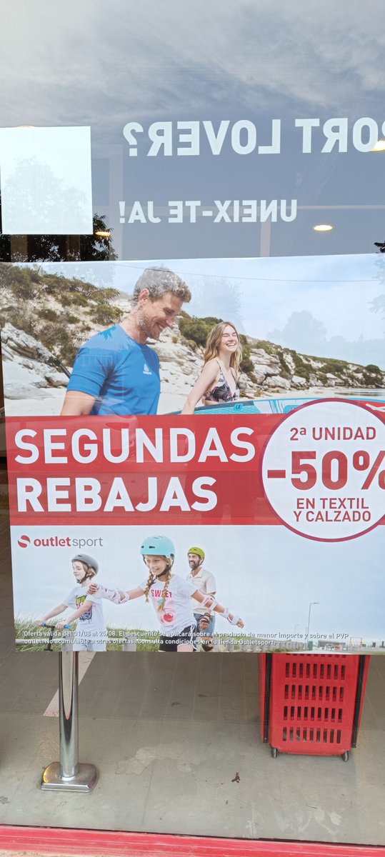 Inma_igonza's tweet photo. Buenas tardes @Intersport_es os informo que me habéis estafado con vuestra publicidad falsa. Vendedores/as y vuestros letreros informan del textil y calzado en 2a unidad al 50% rebaja. En caja no me lo han aplicado, por considerar que unas sandalias de piscina no son calzado 😡 https://t.co/LU0pmuEkAv