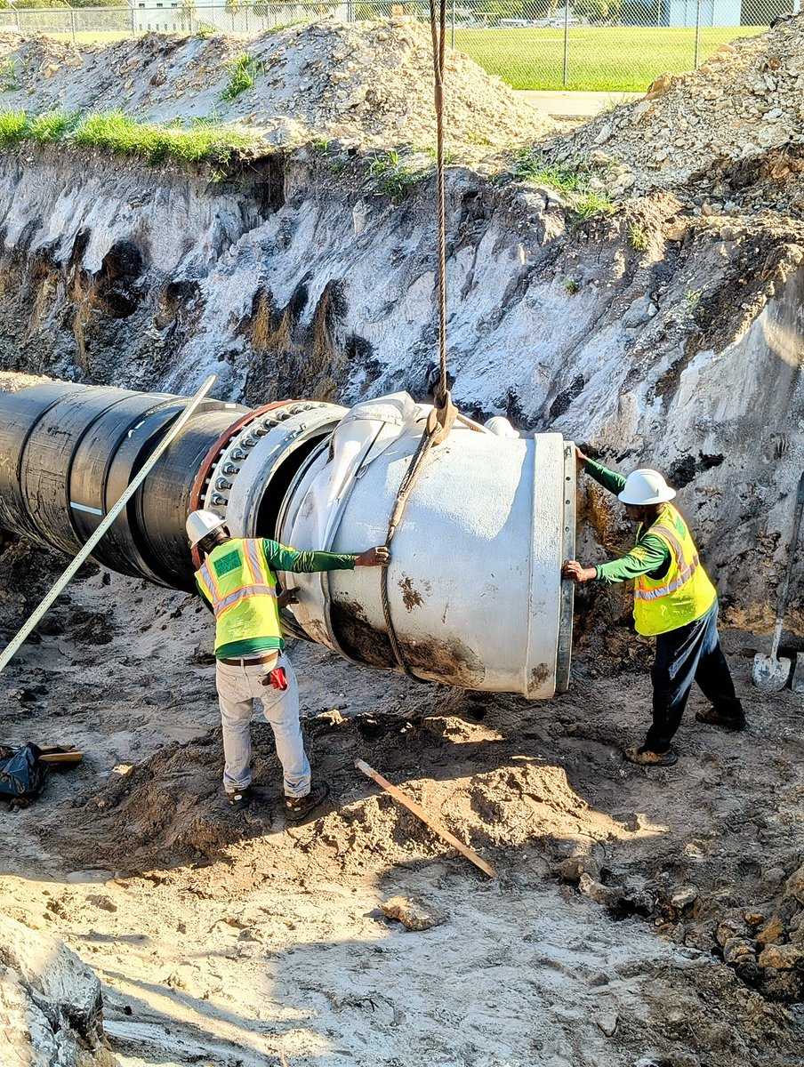 _DMSI_'s tweet photo. Transition from HDPE to PCCP. 
@FTLCityNews 48-inch Water Transmission Main, Phase 2 Open Cut. Laying pipe at the crack of dawn. #earlyrisers #DMSIworld #DMSIproductions #NGUNS #HappyFriday #bigmachines 
@Arcadis_NA @TPGpipe @ISCOIndustries @PEPipeAlliance @PEPipeAlliance https://t.co/BSUj1MAfxn