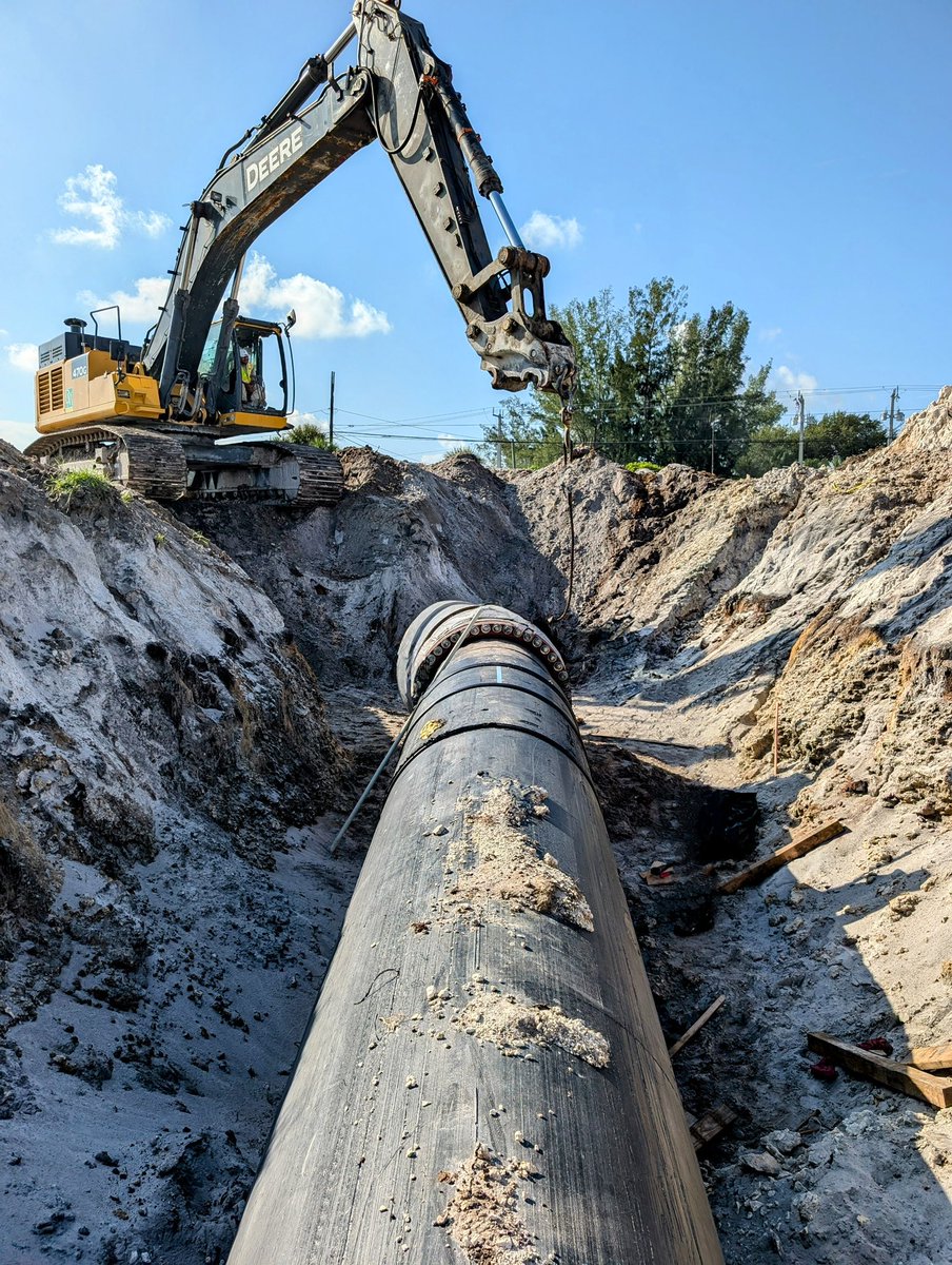 _DMSI_'s tweet photo. Transition from HDPE to PCCP. 
@FTLCityNews 48-inch Water Transmission Main, Phase 2 Open Cut. Laying pipe at the crack of dawn. #earlyrisers #DMSIworld #DMSIproductions #NGUNS #HappyFriday #bigmachines 
@Arcadis_NA @TPGpipe @ISCOIndustries @PEPipeAlliance @PEPipeAlliance https://t.co/BSUj1MAfxn