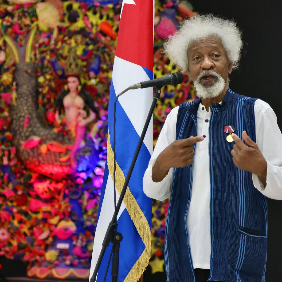 Un honor otorgarle a Wole Soyinka la Medalla Haydee Santamaría en nuestra Casa de las Américas. A él le agradecimos esta visita a #Cuba, donde se le considera un hermano en la lucha por las causas justas. Como dijo Jorge Fornet allí, entregarle la medalla  es un acto de justicia.