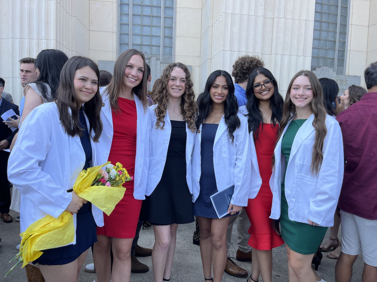 UNTHealth_TCOM's tweet photo. The Icy Whites 🥶 are looking sharp! It was a celebratory morning as over 240 of our finest received their first White Coats 🥼. TCOM’s Class of 2028 enjoyed this treasured moment with family and friends, congratulations everyone! #TCOM #WhiteCoat https://t.co/kE9HgIBzCE