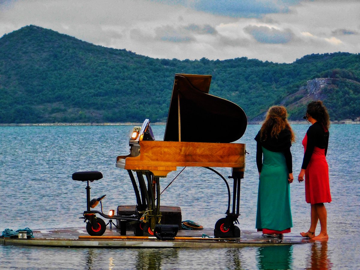Por tres razones (@x3razonesrne) on Twitter photo 🎹Un piano, un escenario flotante y un entorno natural único: #VoloSwing
"Los pianos son como escenografias vivas"
🗣️ Mónica Cofiño, compañía <a href="/XaTaLaRiFa/">La Xata la Rifa</a>
👇
🔴DIRECTO rtve.es/audio
▶️PODCAST rtve.es/radio/por-tres… 🎹Un piano, un escenario flotante y un entorno natural único: #VoloSwing
"Los pianos son como escenografias vivas"
🗣️ Mónica Cofiño, compañía <a href="/XaTaLaRiFa/">La Xata la Rifa</a>
👇
🔴DIRECTO rtve.es/audio
▶️PODCAST rtve.es/radio/por-tres…
