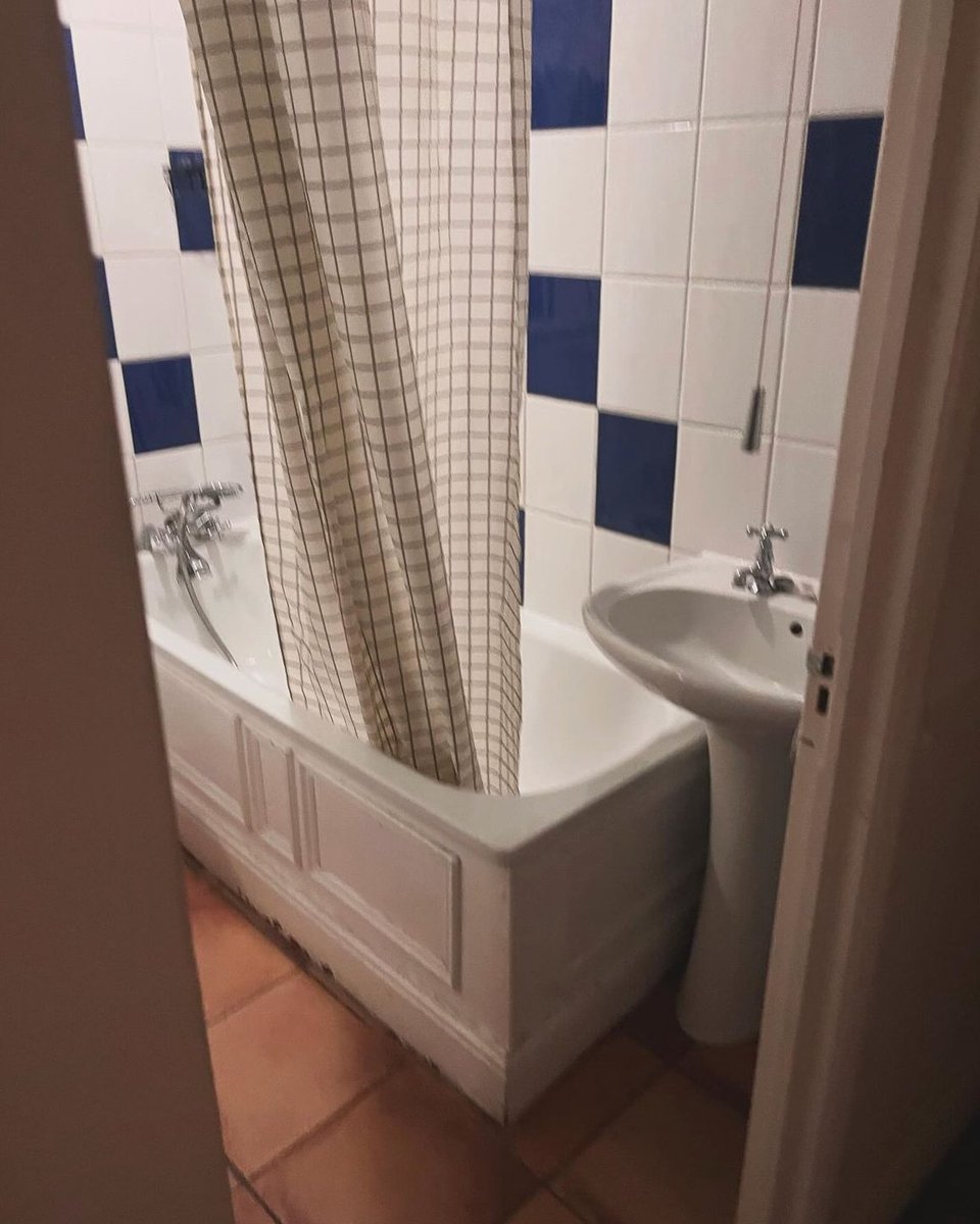 TileMountainUK's tweet image. Swipe for a j̶u̶m̶p̶ s̶c̶a̶r̶e̶ the before of IG calabasasonabudget's beautiful bathroom ✨✨

🔎 Stafford shower bath, Munich shower screen, Carrara gold marble tiles

Order a sample: tilemountain.co.uk/calacatta-gold…

#bathroomreno #beforeandafter #marblebathroom