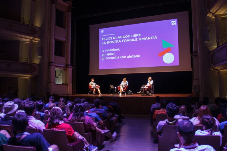Don Rito Alvarez e <a href="/graziano_delrio/">Graziano Delrio</a> alle tavole rotonde di #RN24 a Verona parlano della loro esperienza di interconnessioni tra politica e #accoglienza, di fragilità umana e presa in carico.

L'articolo 👇
rn24.agesci.it/fragile-umanit…