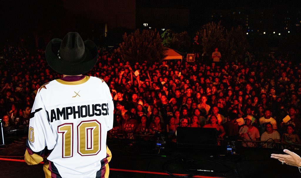 hockeyhousepod's tweet photo. College football is right around the corner, but that didn’t stop Texas State President Dr. Kelly Damphousse from repping @TxStateHockey on stage in front of 8,300+ freshman.

(via @kdamp/@txst) https://t.co/csCDLmRuf8