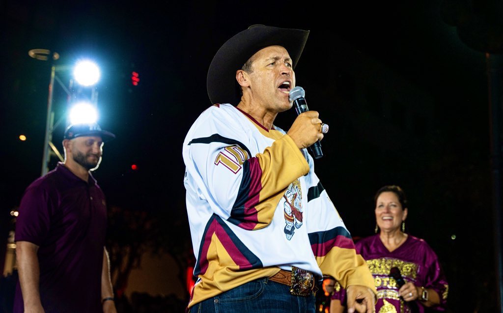 hockeyhousepod's tweet photo. College football is right around the corner, but that didn’t stop Texas State President Dr. Kelly Damphousse from repping @TxStateHockey on stage in front of 8,300+ freshman.

(via @kdamp/@txst) https://t.co/csCDLmRuf8