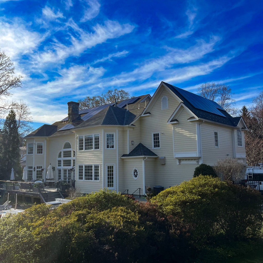 IpsunSolar's tweet image. Larger homes often consume more electricity, but they also offer ample roof space for bigger solar panel installations to offset that consumption. 🏡 Check out this impressive Ipsun solar installation in McLean, VA! 

Get a free quote: estimate.ipsunsolar.com

#solarinstaller