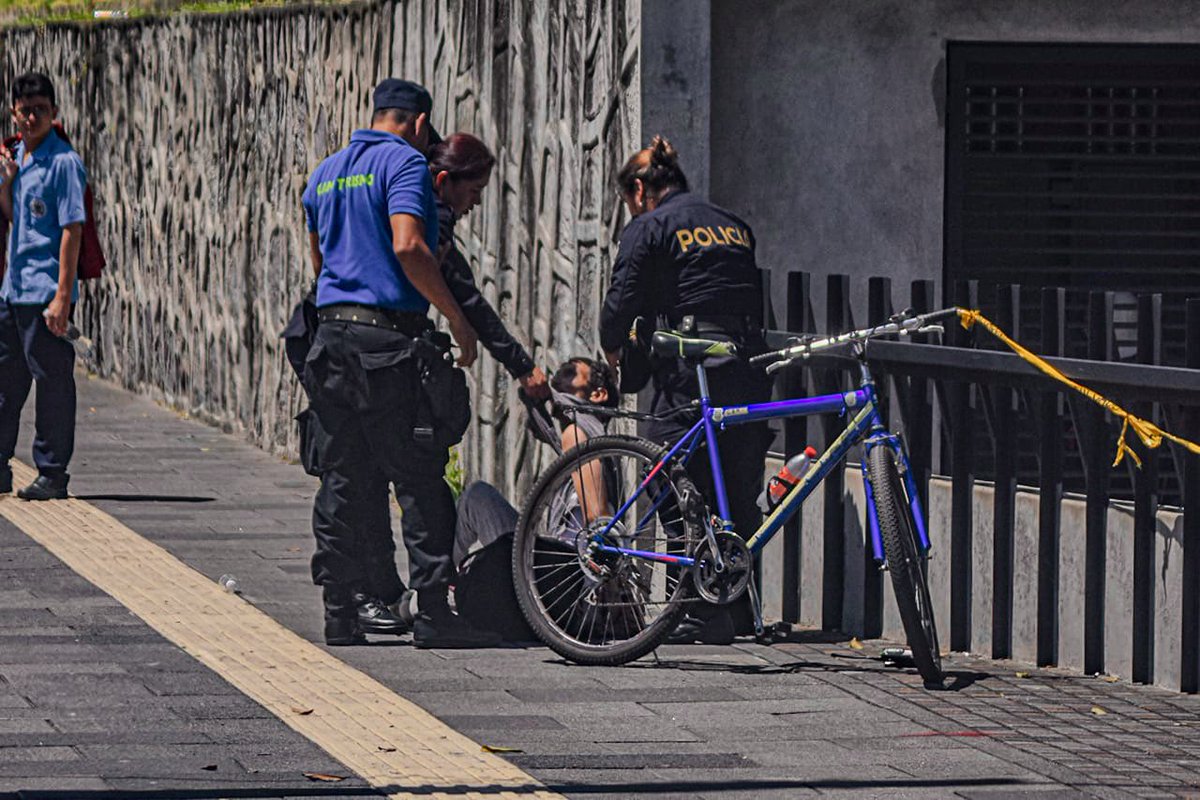 DiarioCoLatino's tweet photo. #EnImágenes 

Hace unos momentos, frente al Parque Cuscatlán, agentes de la @PNCSV golpearon y detuvieron a un hombre que limpiaba parabrisas sobre la 25 avenida sur, según lo presenció y documentó este medio de comunicación. Una de las agentes policiales indicó que su detención se efectuó porque "molestaba a un uber". El supuesto agredido negó haber sido víctima. 

La PNC también amenazó a otras personas que grabaron videos de su golpiza. A los reporteros de este medio de comunicación, una oficial indicó que estaba prohibido tomar fotografías y en caso de ser publicadas "ya sabían" a qué medio pertenecían. 

Cc: @apeselsalvador