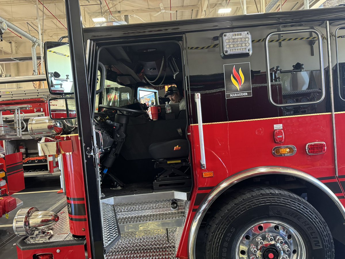 Huntersville_FD's tweet image. Today we put our three, brand new @FireSeagrave Engine Companies into service. Almost immediately, Engine 1 got their first run! 

Thank you to our residents and our Town leadership for these beauties! #NewEngine #Seagrave #BlackOverRed #OneTownOneTeam