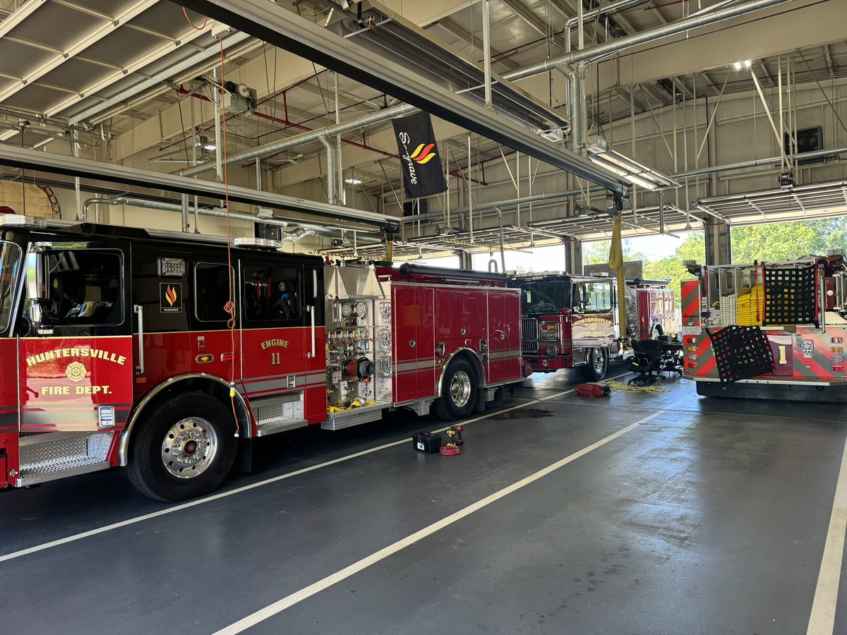 Huntersville_FD's tweet image. Today we put our three, brand new @FireSeagrave Engine Companies into service. Almost immediately, Engine 1 got their first run! 

Thank you to our residents and our Town leadership for these beauties! #NewEngine #Seagrave #BlackOverRed #OneTownOneTeam