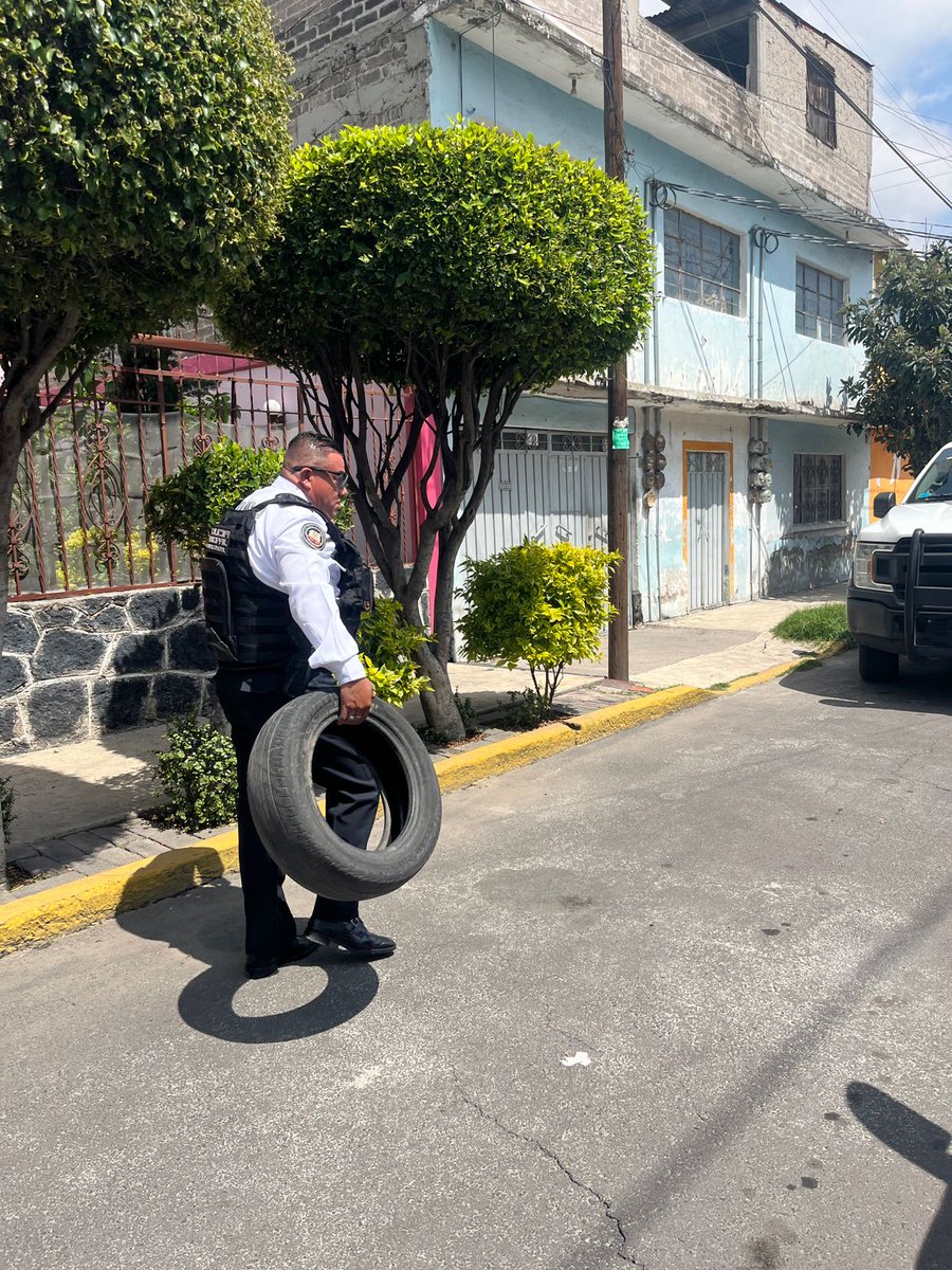 seguridadneza's tweet photo. #CallesLibres | En atención a los diferentes reportes, 👩🏻✈️👨🏼✈️policías del sector 5 “Estado”, realizaron el retiro de bienes mostrencos en diferentes calles de la colonia Estado de México.
#DeLaMano 🫱🏻🫲🏽#PolicíasYCiudadanos https://t.co/kPAEr0wKyt