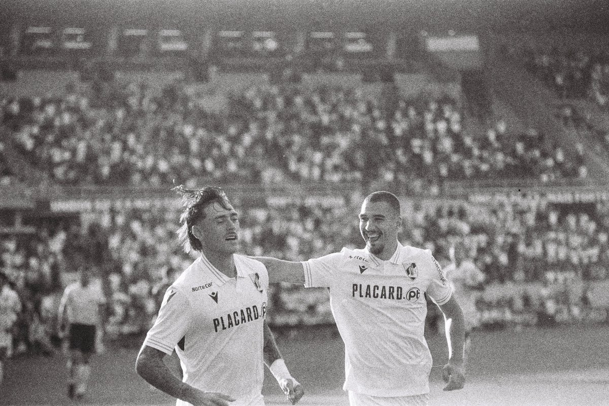 VitoriaSC1922's tweet photo. Um amor sem explicação.

#EspíritoDeVitória • #UECL • #VSCHŠKZM https://t.co/zWYuoL52hx