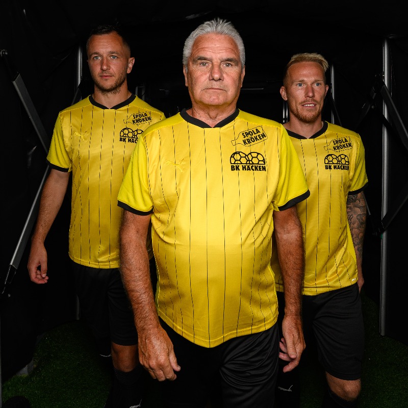 bkhackenofcl's tweet photo. Vi hyllar vår första allsvenska säsong 🐝

Nu släpps BK Häckens jubileumströja, som kommer att bäras av hela laget på söndag.

Tröjan finns i begränsad upplaga för 799 kr och säljs endast på plats på Bravida Arena, på söndag 25 augusti. 

#bkhäcken