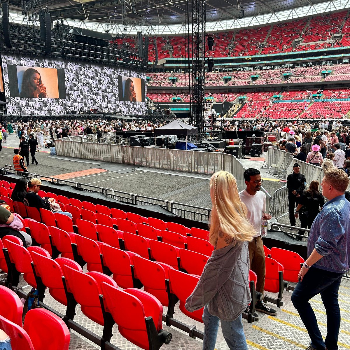 ChasingxRoses's tweet image. Some Eras Tour pics