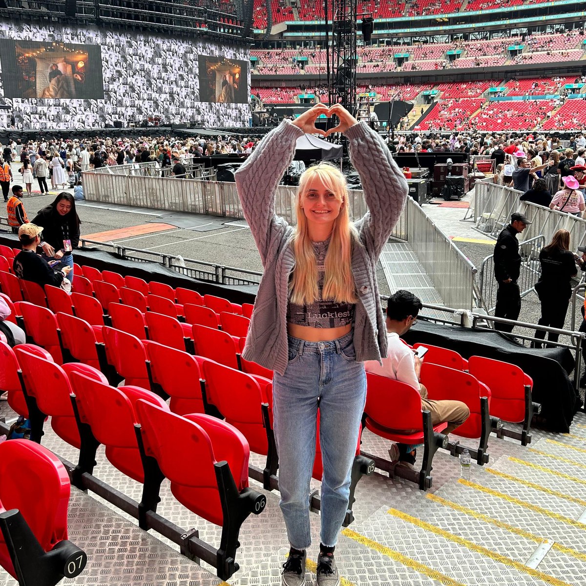 ChasingxRoses's tweet image. Some Eras Tour pics