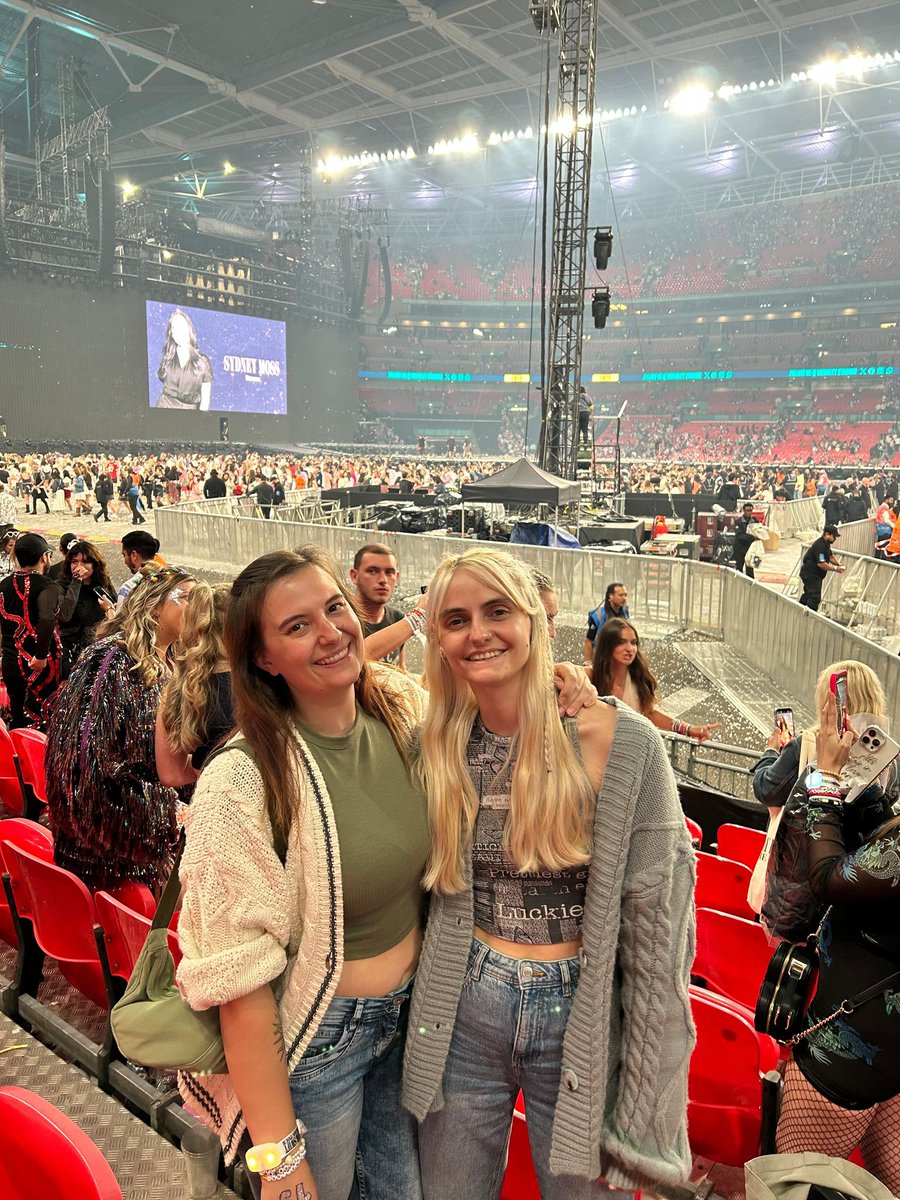 ChasingxRoses's tweet image. Some Eras Tour pics