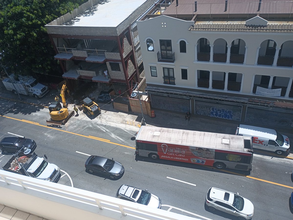 raquemarie's tweet photo. Quién supervisa a la empresa privada? Plena Ponce de León en Santurce, 1:00 pm. Estás cosas no ocurren en los lugares civilizados. @GovPierluisi @Miguel_Romero_ @prsecddec https://t.co/4zDt6pC2qe