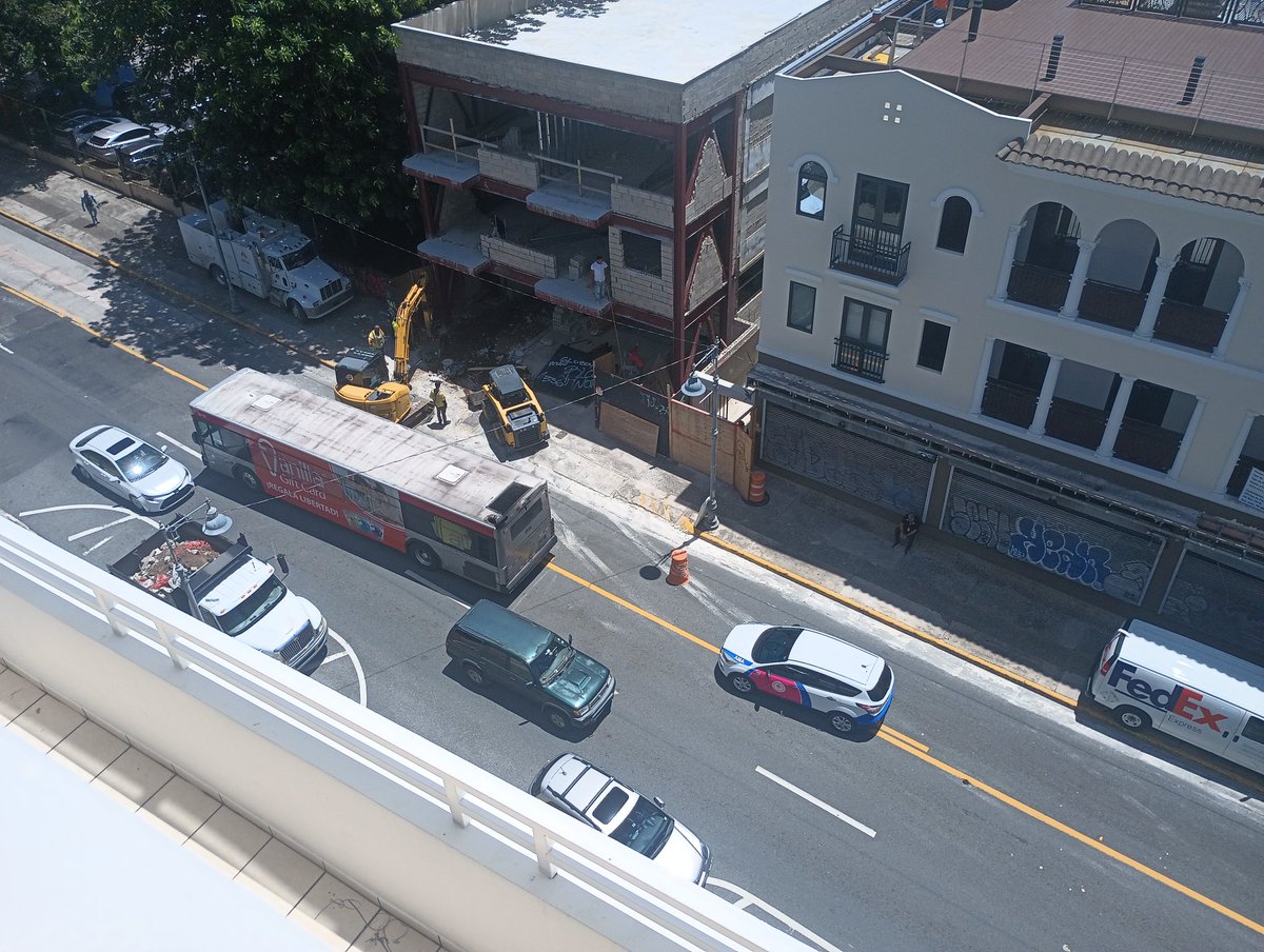 raquemarie's tweet photo. Quién supervisa a la empresa privada? Plena Ponce de León en Santurce, 1:00 pm. Estás cosas no ocurren en los lugares civilizados. @GovPierluisi @Miguel_Romero_ @prsecddec https://t.co/4zDt6pC2qe