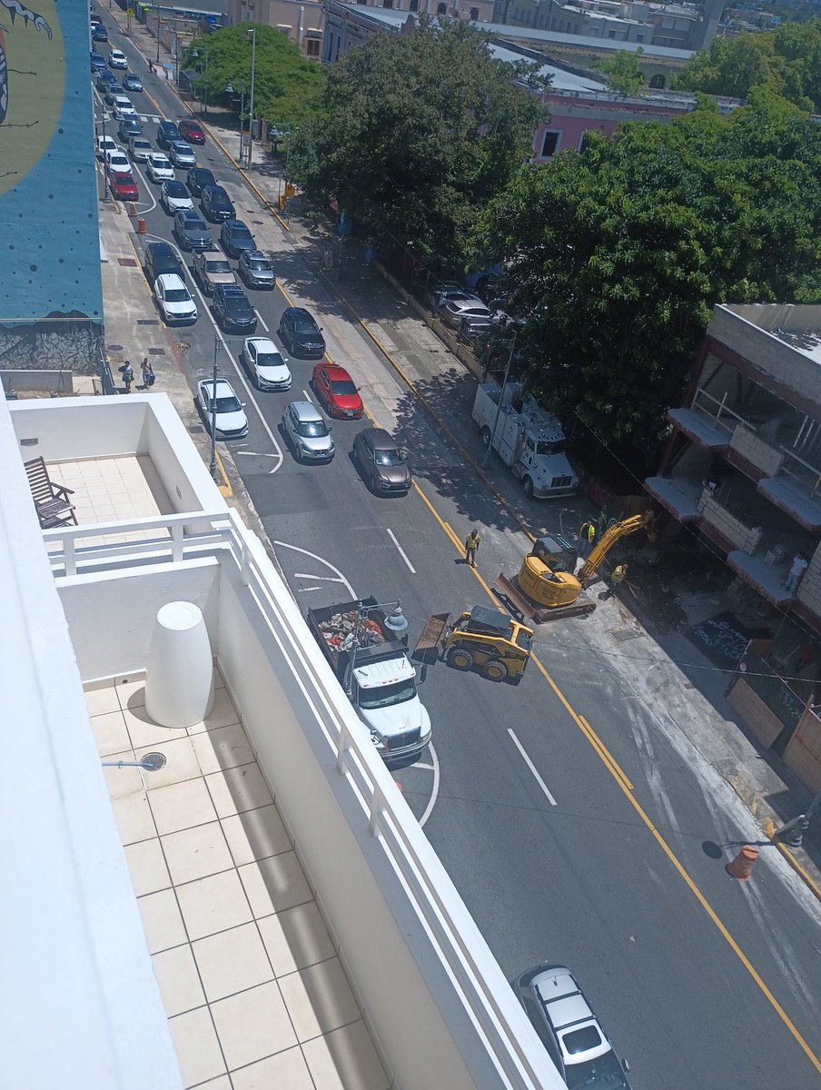 raquemarie's tweet photo. Quién supervisa a la empresa privada? Plena Ponce de León en Santurce, 1:00 pm. Estás cosas no ocurren en los lugares civilizados. @GovPierluisi @Miguel_Romero_ @prsecddec https://t.co/4zDt6pC2qe