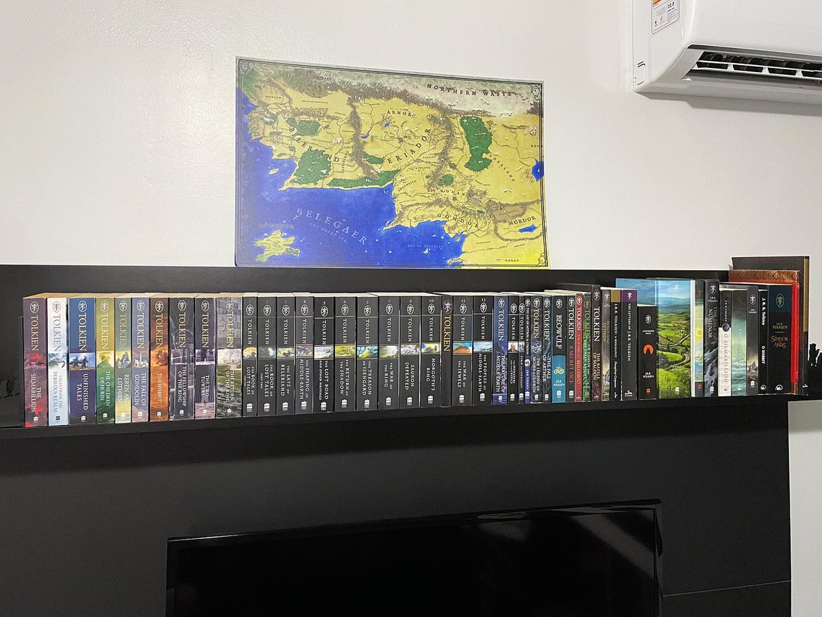 tutibins's tweet photo. Minha coleção do Tolkien em 2022 // Minha coleção hoje https://t.co/VQsQV3OH47