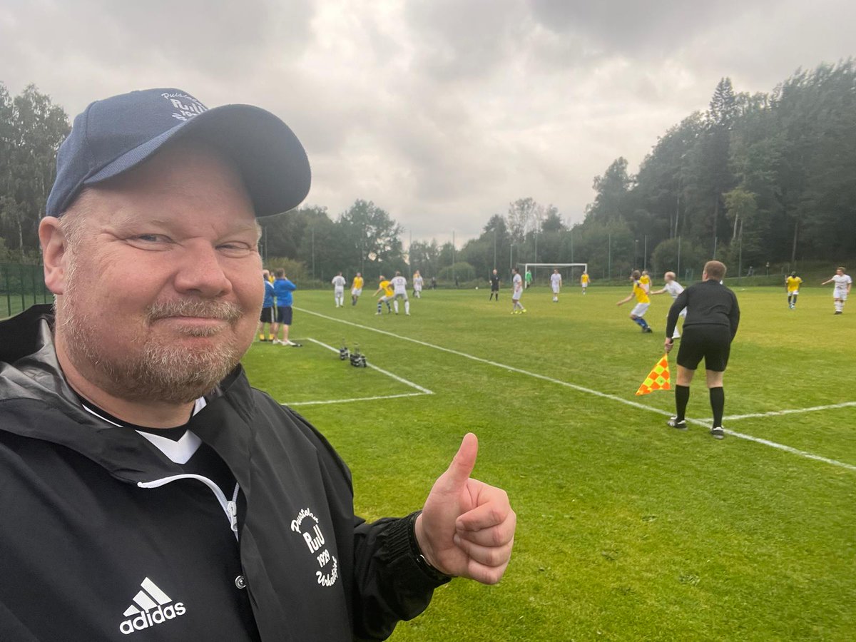 Pezcu's tweet photo. Mahtavaa olla yli viikon saikuttelujen jälkeen taas raikkaassa ulkoilmassa ja pääsi takaisin mukaviin huoltohommiin. #jalkapallo #kolmonen #Puistola #PuiU #huoltohommat https://t.co/Xlhq6XPqLr
