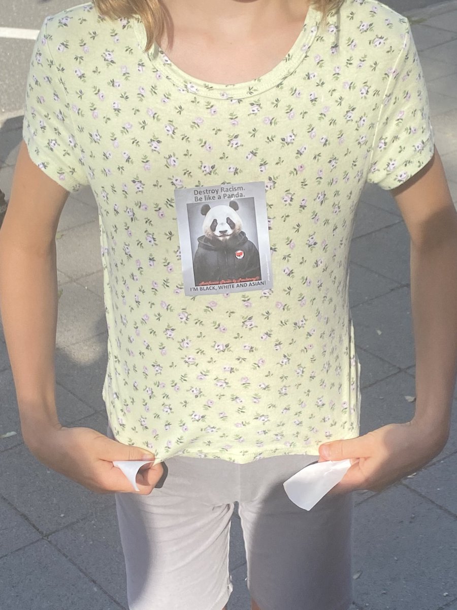 MaltusPanda's tweet image. Die netteste Aktion des Tages: eine Mutter kam mit ihrer Tochter, weil die Tochter gerne wissen wollte, warum dort demonstriert wird. Und dann wollte die Mutter lieber bei uns stehen als bei den Querdenkern. Ja und beide hatten Spaß mit uns! #mz2308 #schwurbel