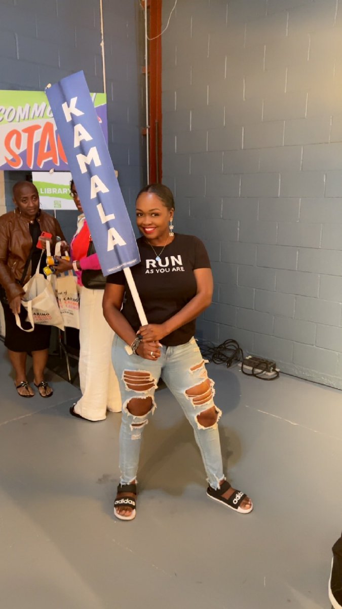 DrNakiaHall's tweet photo. @KamalaHarris I was obsessed with my Kamala sign last night in Chicago!!!! #isupportwomen #runasyouare #voterunlead https://t.co/9wMMfqFKLV