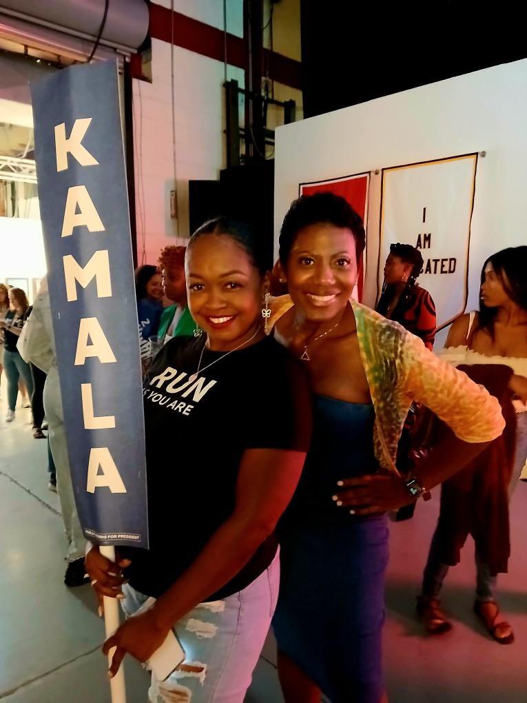DrNakiaHall's tweet photo. @KamalaHarris I was obsessed with my Kamala sign last night in Chicago!!!! #isupportwomen #runasyouare #voterunlead https://t.co/9wMMfqFKLV