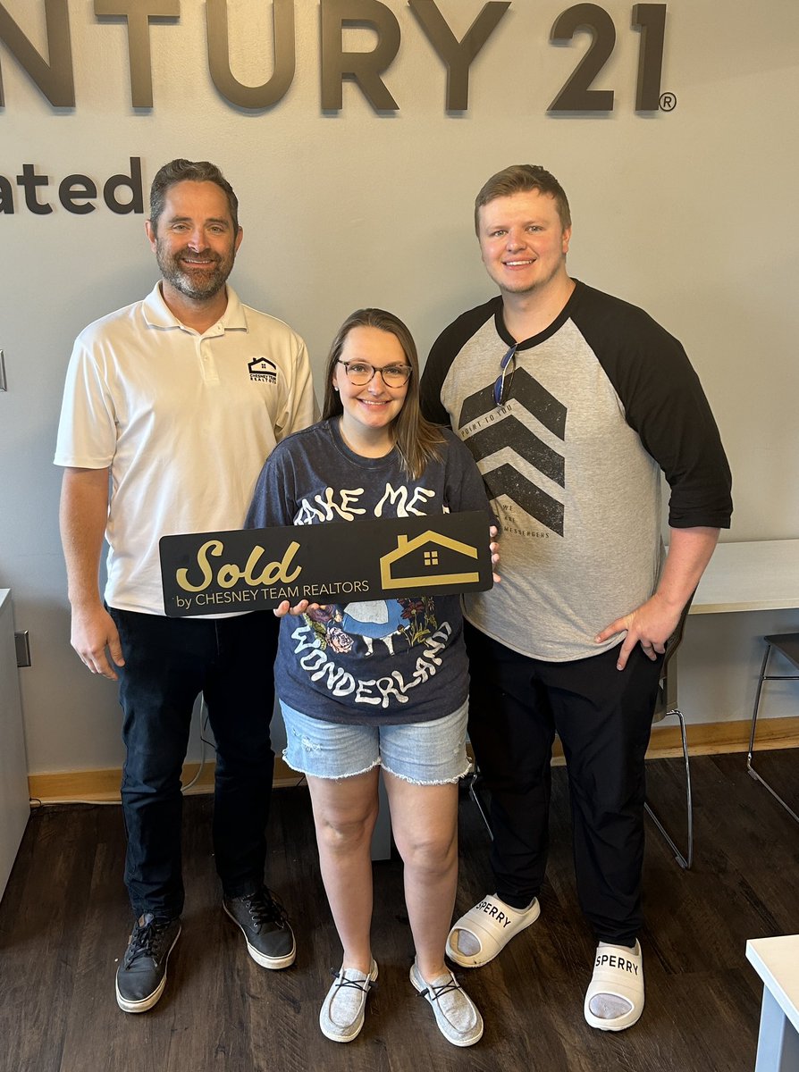 ChesneyTeam's tweet photo. 🍾🤝🏡Nothing beats (double) closing day! Madison and Andrew finalized the sale of their house and bought their new home in back to back closings. This was a complex deal with collaboration between many agents, buyers, sellers, lenders, title companies &amp; more. A true team effort! https://t.co/uIRSpcYZCA