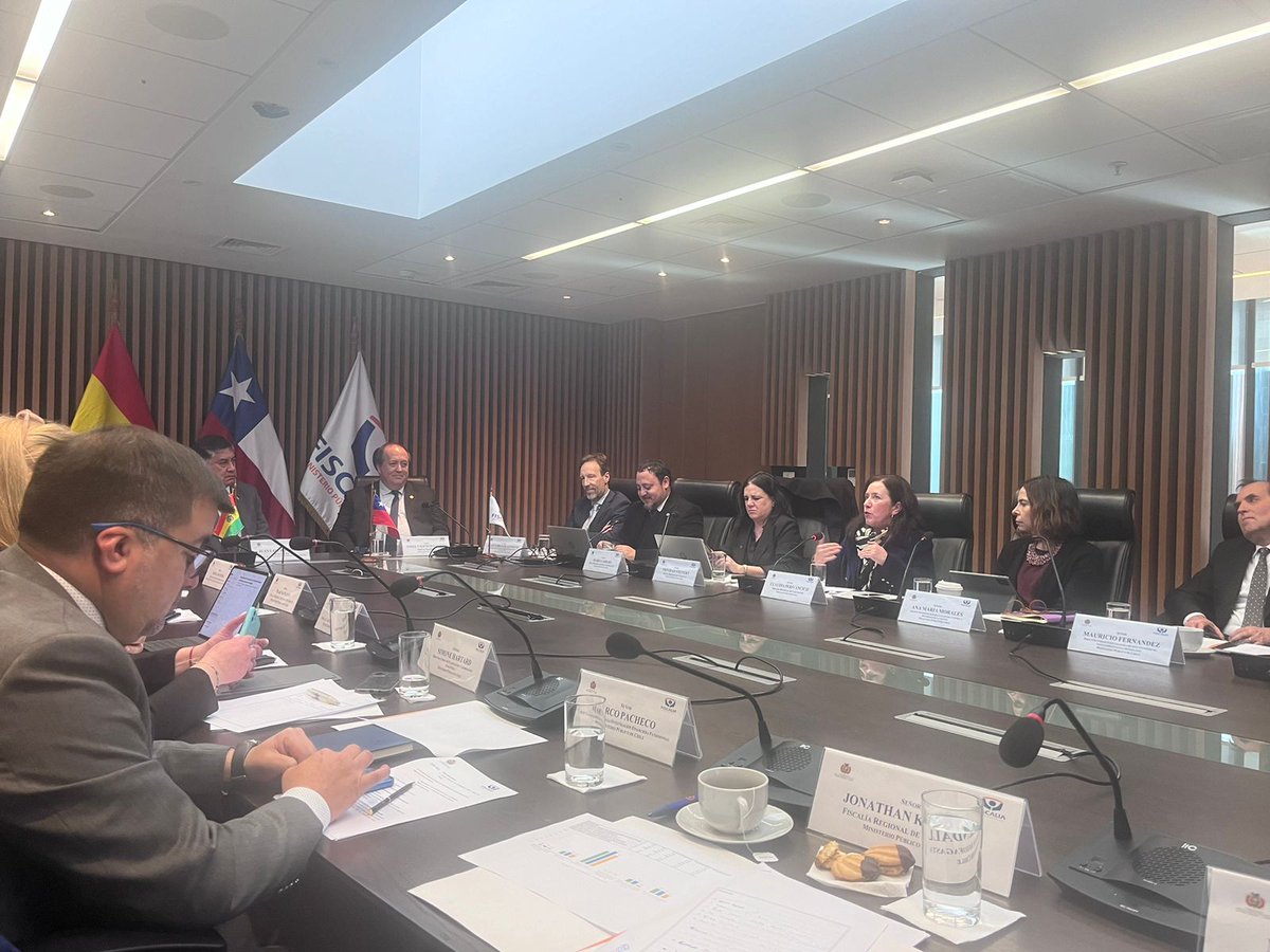 FRValparaiso's tweet photo. 📢Fiscal Regional #Valparaíso Claudia Perivancich junto al Fiscal #SACFI Manuel Quintana, participaron del Conversatorio e intercambio sobre temática de interés entre @FiscaliadeChile y @FiscaliaBolivia liderada por el Fiscal Nacional Ángel Valencia. https://t.co/hq2buhMEkY