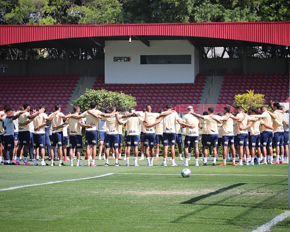 O treino desta sexta-feira começou com uma oração dos nossos atletas e comissão técnica pela saúde de Juan Izquierdo, jogador do Nacional-URU que encontra-se no Hospital Albert Einstein.

Continuamos juntos na torcida para que o uruguaio fique bem.
