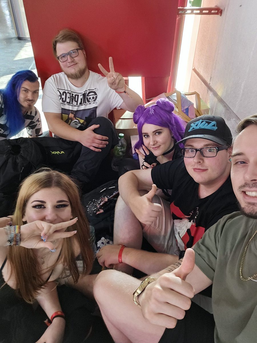Unsere süße Orga-Truppe bei der Gamescom. <a href="/Jonas_Raawrzir/">Raawrzir</a> und <a href="/TheLolipopKill3/">SionAraAra</a> sind leider nicht drauf (sind woanders spazieren gegangen). Wir hatten bisher 2 tolle Messetage und saftige Aufnahmen 🥰 #gamescom2024