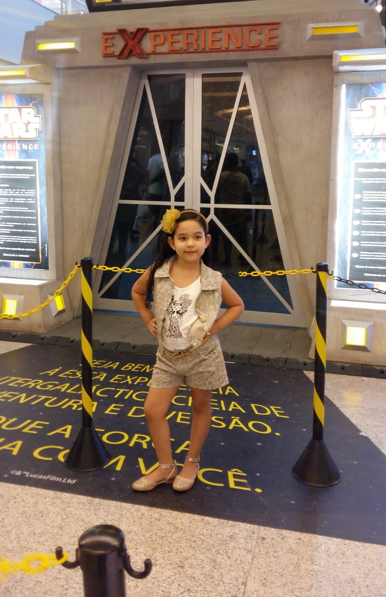 eu em 2016 num evento de star wars (eu não sabia o que era star wars)