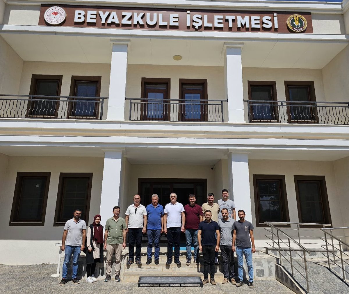 hakan_nalbant65's tweet photo. 1,6 milyon dekar arazi varlığıyla dünyanın en büyük tek parça tarım arazileri arasında yer alan Ceylanpınar Tarım İşletmesi Beyazkule’de  ayçiçeği hasadını tamamladık. 🌻

Topraktan sofralara ulaşana kadar emeği geçen tüm çalışma arkadaşlarımıza teşekkür ederiz. 
#üreteninemeği https://t.co/cnWGtGGw6B