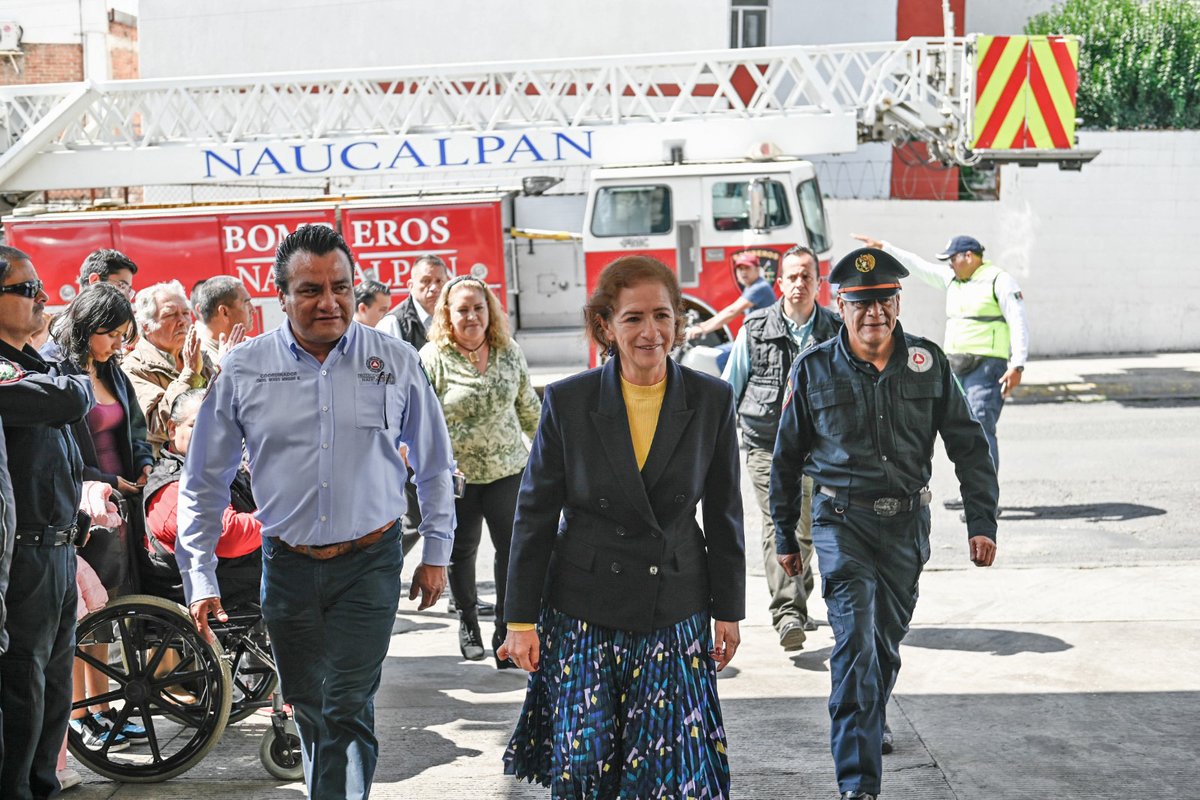 angiemoyam's tweet photo. En el marco del Día del Bombero y celebrando 60 años de valentía y dedicación, tuve el honor de reconocer a nuestros bomberos, paramédicos y personal de protección civil con estímulos económicos y nuevo equipo. Entregamos 100 uniformes, motosierras y rompedoras de concreto, agradeciendo así su compromiso inquebrantable con la seguridad de Naucalpan.

Desde su fundación por taxistas voluntarios hace seis décadas, nuestra corporación ha sido esencial para la comunidad. En cada emergencia, ellos son nuestra esperanza y garantía de respuesta. Mi compromiso es continuar mejorando sus condiciones laborales y equipamiento hasta el último día de mi administración, porque su bienestar y eficacia son prioritarios para nosotros.

Agradecemos profundamente su servicio, que va más allá del deber, protegiendo y educando a nuestros ciudadanos en momentos de crisis.