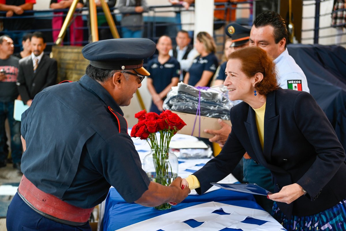 angiemoyam's tweet photo. En el marco del Día del Bombero y celebrando 60 años de valentía y dedicación, tuve el honor de reconocer a nuestros bomberos, paramédicos y personal de protección civil con estímulos económicos y nuevo equipo. Entregamos 100 uniformes, motosierras y rompedoras de concreto, agradeciendo así su compromiso inquebrantable con la seguridad de Naucalpan.

Desde su fundación por taxistas voluntarios hace seis décadas, nuestra corporación ha sido esencial para la comunidad. En cada emergencia, ellos son nuestra esperanza y garantía de respuesta. Mi compromiso es continuar mejorando sus condiciones laborales y equipamiento hasta el último día de mi administración, porque su bienestar y eficacia son prioritarios para nosotros.

Agradecemos profundamente su servicio, que va más allá del deber, protegiendo y educando a nuestros ciudadanos en momentos de crisis.