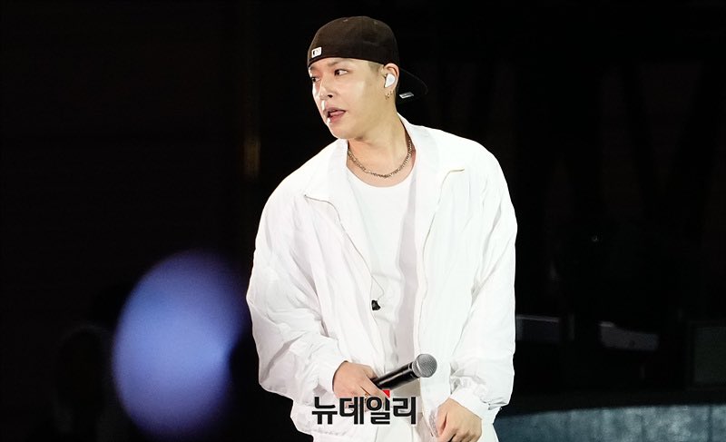 SMDCIEL's tweet photo. random simon dominic update @ psy’ summer swag concert in incheon last week~

he said he gained ~15kg so he’s now at ~70kg 🥲🫶🏻 + he mentioned that ✨maybe✨ by next year, he’ll be able to take off his shirt (during perf) 

RESCHED WB MNL (w/e tf happened to it) to SUMMER 2025 🗣️ https://t.co/vh31qOzcBy