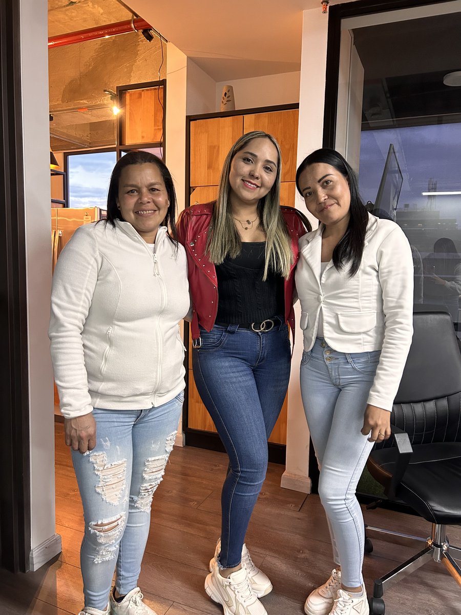 Plataform_col's tweet photo. Hoy nos reunimos como equipo para alinear nuestras metas y objetivos. No solo estamos planificando el futuro, sino construyendo juntos un camino hacia el éxito.
 ¡Vamos por más, juntos somos más fuertes! 💪🚀 #TrabajoEnEquipo #MetasComunes #CreciendoJuntos" https://t.co/f4Auejc4kU