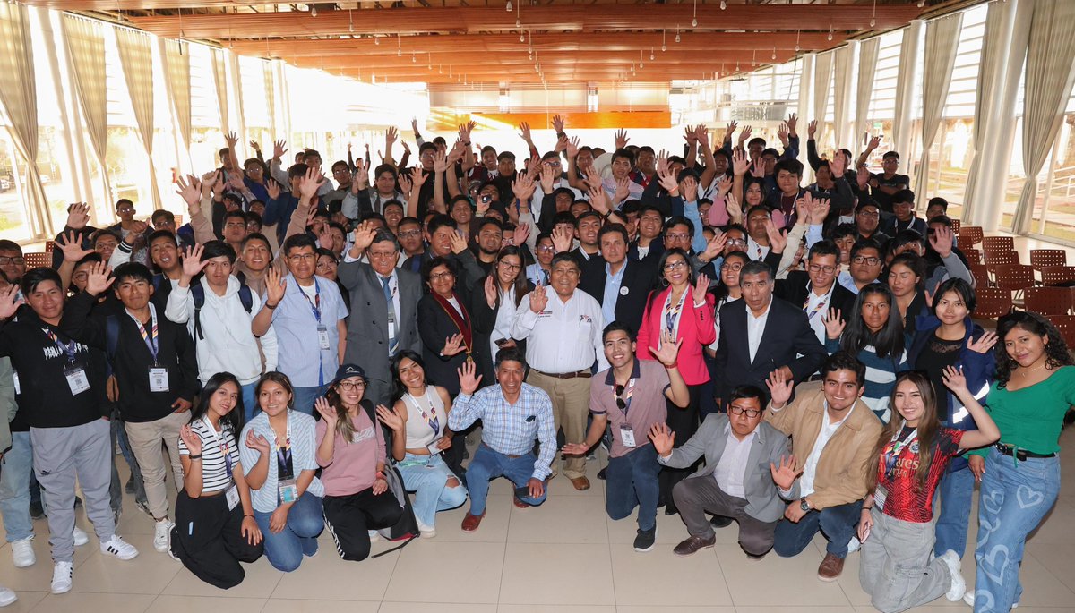 MinemPeru's tweet photo. 🔴 #Arequipa | Ministro Rómulo Mucho participó en el XVII Congreso Nacional de Estudiantes de Minería (#CONEIMIN 2024), evento estudiantil que congrega a profesionales, egresados y representantes de la carrera de Ingeniería de Minas de todas las regiones. https://t.co/VttEYowGoJ
