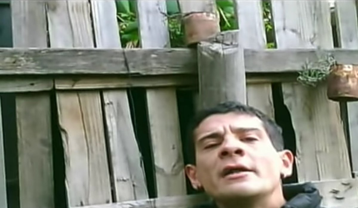 *entro con capucha a mi casa*

mi perro: