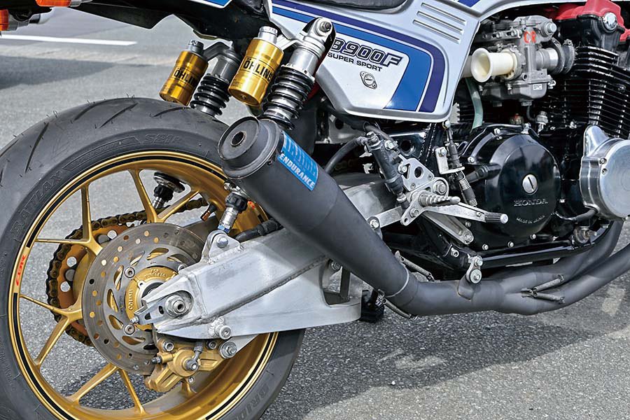 PutiMotor's tweet photo. ホンダCB900Fを、福岡県「タジマエンジニアリング」がカスタマイズ❗️

前後17インチ化。

フロントフォークはCB1300SFインナーチューブにCB1100RSボトムケース、フロントキャリパーはCB1100RSのラジアルマウントで、ホイールはCBR1000RR SC59など、ホンダ純正を組み合わせ。

https://t.co/sm94gyF8OA https://t.co/H04KBjcutj