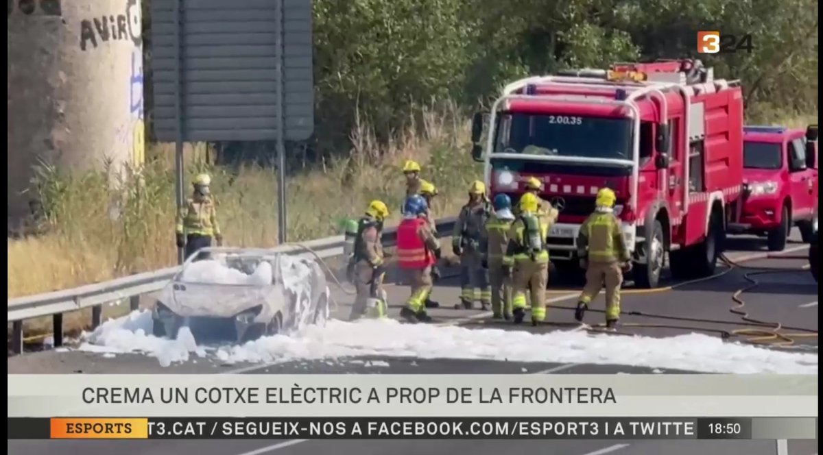 makytronico's tweet photo. Una televisión catalana dando una FAKE NEWS indicando que un coche eléctrico ha salido ardiendo... 

Ese vehículo es un PEUGEOT 206 CC que posiblemente tiene unos 30 años y menos eléctrico es de todo...

@pasa_electrico
@TodosElectricos @AsociacionAUVE 
#fakenews #fake #Cataluña https://t.co/aR0ERZgsxP