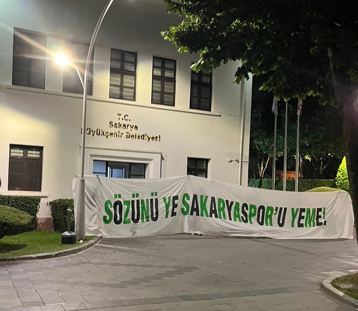 💥 Sakaryaspor'un 3 dönem kalıcı transfer yasağı ile karşı karşıya kalması ihtimallerinin konuşulduğu ve kulübün kaostan kurtulamadı şu dönemde Tatangalar, bir çalışma yaparak Sakarya Büyükşehir Belediyesi önünde "Sözünü ye, Sakaryaspor'u yeme" pankartı açtı.