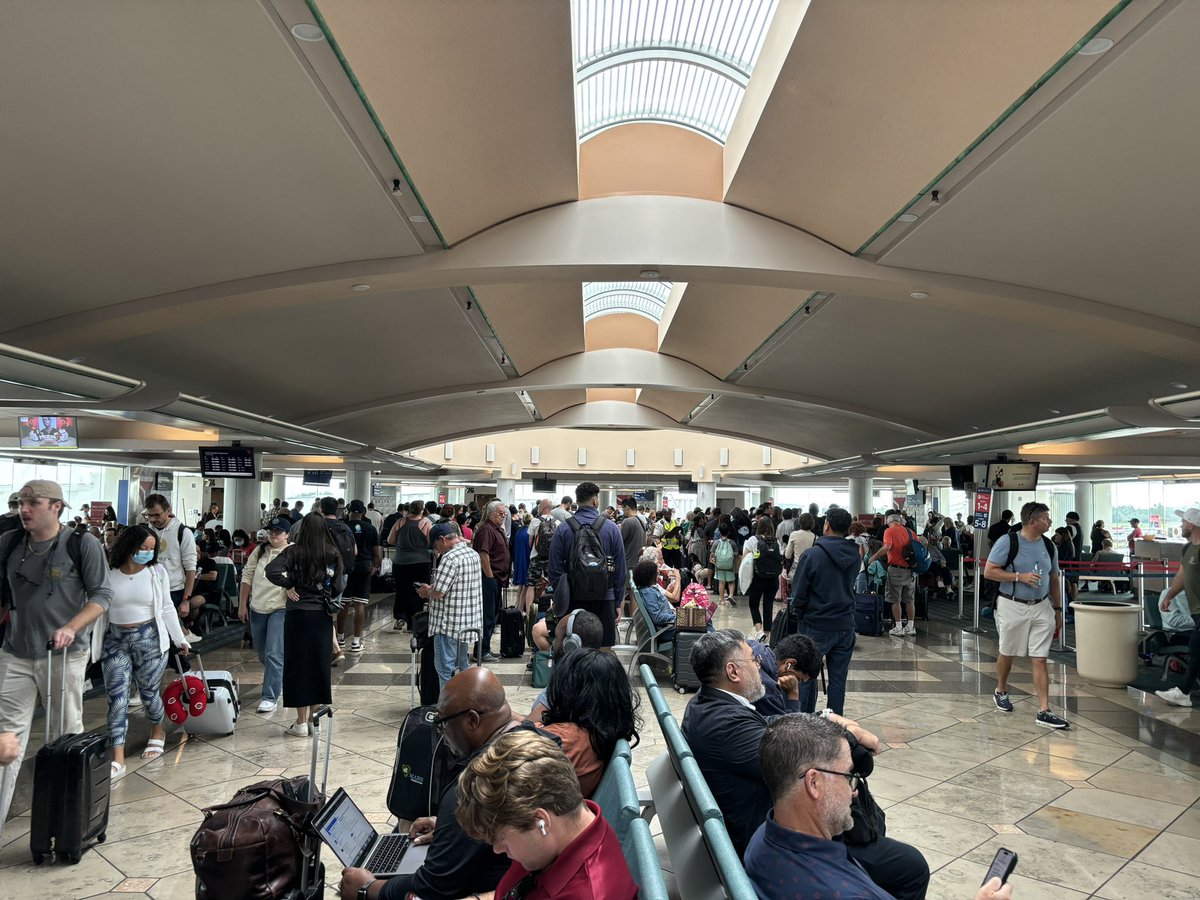 merryhannah's tweet photo. When will @Delta negotiate for better gates at @MCO? It is such poor design, such chaos! https://t.co/JEBi1LxPuI