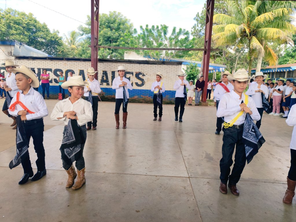 23 de agosto 1980 | 44 Aniversario del cierre de la Cruzada Nacional de Alfabetización “Héroes y Mártires por la Liberación de Nicaragua” 📝🇳🇮

¡Puño en alto, libro abierto! ✊🏻🤚🏻📖
