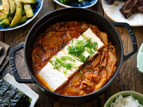 doramabra's tweet photo. 📰 | O ator #SeoInGuk compartilhou que comeu a nossa famosa feijoada e que amou o “arroz soltinho brasileiro” que acompanha. — Ele até pensou em juntar nosso arroz soltinho com o prato típico coreano Kimchi Jjigae. https://t.co/S0KU8BXDcr
