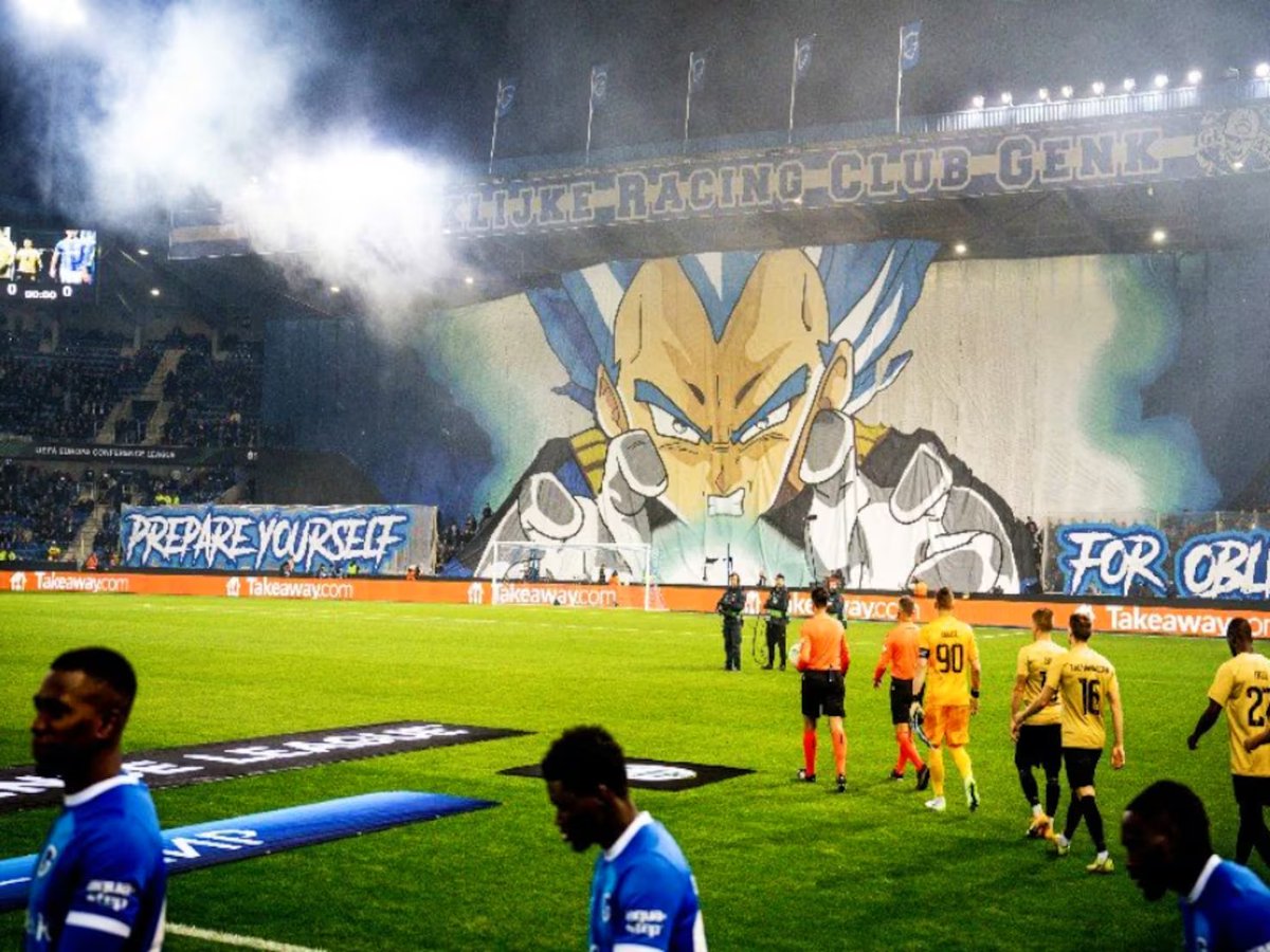 El anime que llegó para trascender de la mano del fútbol ⚽️

🧵Hilo sobre esta bella mancuerna

Este es de la barra de RC Genk de Bélgica 🇧🇪en un partido de la Europa #ConferenceLeague contra el Ferencváros de Hungría 🇭🇺